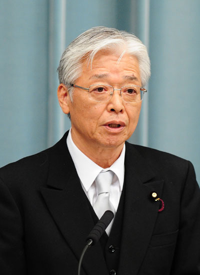 Economy, Trade and Industry Minister Masayuki Naoshima meets the press at the official residence of new Prime Minister Naoto Kan in Tokyo, capital of Japan, June 8, 2010. [Xinhua]