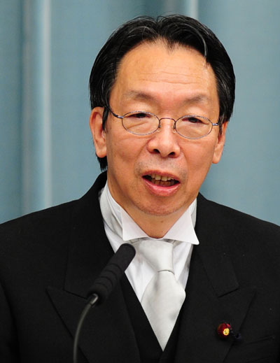 Japan&apos;s State Minister in charge of Consumer Affairs, Fiscal and Economic Policy Satoshi Arai meets the press at the official residence of new Prime Minister Naoto Kan in Tokyo, capital of Japan, June 8, 2010. [Xinhua]