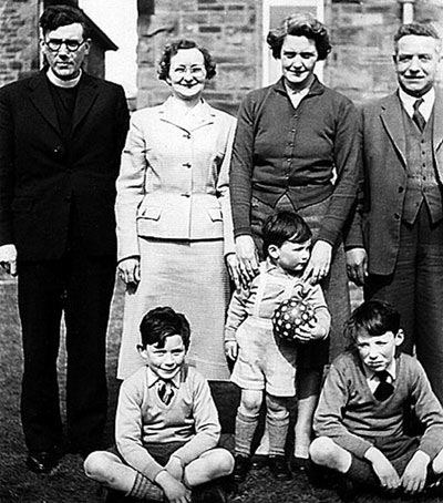 Former British Prime Minister Gordon Brown (left front) and his family. [File Photo]