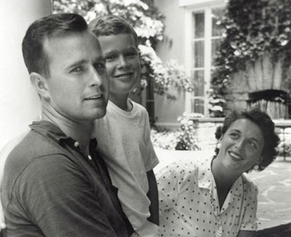 Former U.S. President George W. Bush (C) and his mother. [File Photo] 