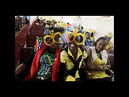 Soccer fans attend at a mass in the Sunnyside Church at Pretoria City June 6, 2010. [China Daily/Agencies]