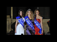 Crowned Miss World Cup Jennifer Scherman (C) of Argentina pose with the first and second runner-up during 'Miss World Cup 2010' beauty pageant in Germany, June 1, 2010. [Xinhua]