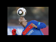 Portugal's soccer team player Cristiano Ronaldo controls the ball during the team's first training session in Magaliesburg June 6, 2010. [China Daily/Agencies]