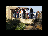 Media personnel try to cover France's national soccer team's training session in Knysna, near Cape Town June 7, 2010. [China Daily/Agencies]