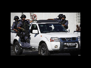 South African police parade through the streets of Cape Town as part of preparations for the 2010 World Cup soccer tournament April 29, 2010. [China Daily/Agencies]