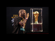 A soccer fan blows a kiss at the FIFA Soccer World Cup Trophy in Khayelitsha township near Cape Town, May 7, 2010. [China Daily/Agencies]