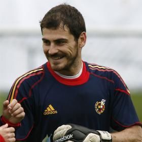 Iker Casillas (L) (Xinhua/Reuters File Photo)