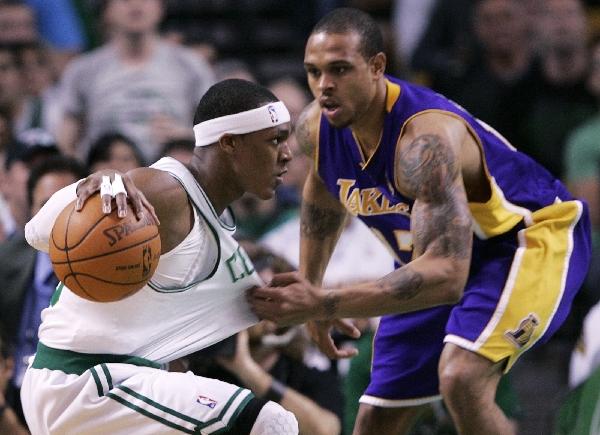 Los Angeles Lakers guard Shannon Brown (R) grabs the jersey of Boston Celtics guard Rajon Rondo while defending in the first quarter during Game 3 of the 2010 NBA Finals basketball series in Boston, Massachusetts June 8, 2010.(Xinhua/Reuters Photo) 