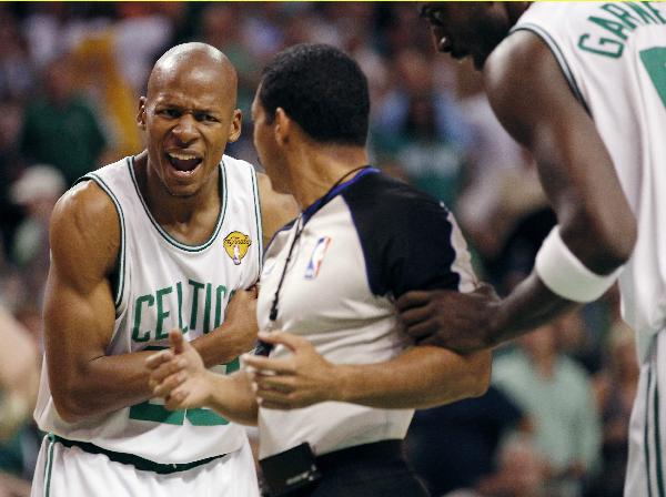 Boston Celtics guard Ray Allen (L) argues with referee Bill Kennedy after being called for a foul as teammate Kevin Garnett grabs Kennedy's arm during Game 3 of the 2010 NBA Finals basketball series in Boston, Massachusetts, June 8, 2010.(Xinhua/Reuters Photo) 