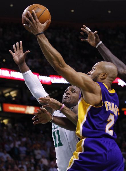 Los Angeles Lakers guard Shannon Brown passes off under pressure from Boston Celtics forward Glen Davis (R) and guard Ray Allen in the fourth quarter during Game 3 of the 2010 NBA Finals basketball series in Boston, Massachusetts, June 8, 2010. (Xinhua/Reuters Photo)