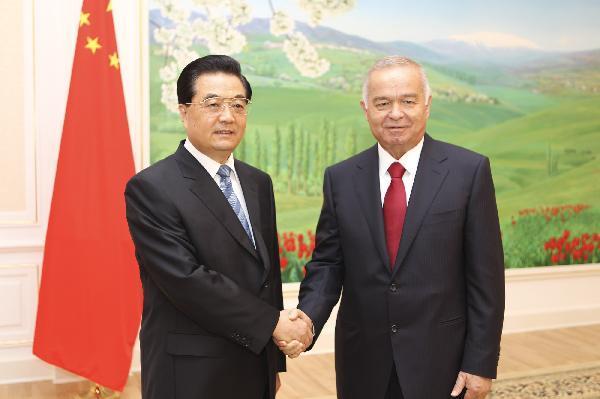 Chinese President Hu Jintao (L) meets with Uzbekistan&apos;s President Islam Karimov in Tashkent, June 9, 2010. This is Hu&apos;s second trip to the Central Asian state since he became China&apos;s head of state in 2003. [Xinhua photo]