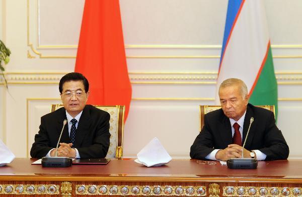 Chinese President Hu Jintao (L) and Uzbekistan&apos;s President Islam Karimov holds a joint news conference after their talks in Tashkent June 9, 2010. [Xinhua photo]