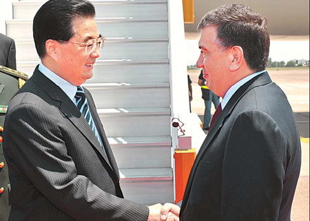 President Hu Jintao is greeted by Uzbek Prime Minister Shavkat Mirziyayev on Wednesday. Hu is on a State visit to Uzbekistan and will attend the Shanghai Cooperation Organization Summit in Tashkent, Uzbekistan. [Huang Jingwen / Xinhua] 