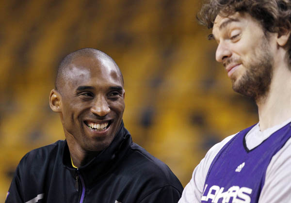 Los Angeles Lakers' players Kobe Bryant (L) and Pau Gasol share a laugh during team practice at the 2010 NBA Finals basketball series in Boston, Massachusetts, June 9, 2010. The 2010 NBA Finals resumes June 10 when the Lakers and Boston Celtics meet in Game 4 in Boston. (Xinhua/Reuters Photo) 