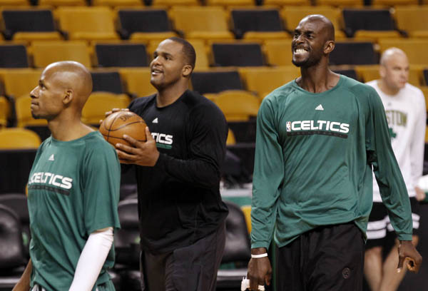 Boston Celtics' Ray Allen (L), Glenn Davis (C) and Kevin Garnett (R) attend a team practice at the 2010 NBA Finals basketball series in Boston, Massachusetts, June 9, 2010. The 2010 NBA Finals resumes June 10 when the Celtics and Los Angeles Lakers meet in Game 4 in Boston. (Xinhua/Reuters Photo)