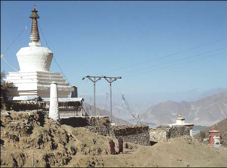 The white chorten of Qiongse Monastery. 