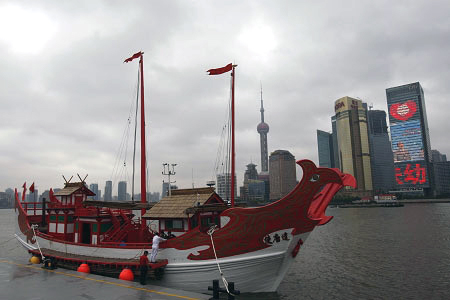 The replica of Japanese envoy's boat in the Tang Dynasty arrives at Shanghai on May 9, 2010.