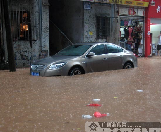 A car is seen trapped in a waterlogging street in Wuzhou, Guangxi Zhuang Autonomous Region in south China. Heavy rainstorm hit Wuzhou on June 9, 2010, causing severe waterlogging in the area. [Chinanews.com.cn]