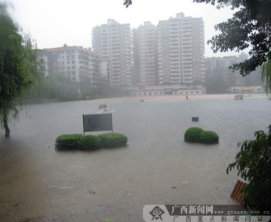 Heavy rainstorm hit Wuzhou of south China&apos;s Guangxi Zhuang Autonomous Region on June 9, 2010, causing severe waterlogging in the area. [gxnews.com.cn]