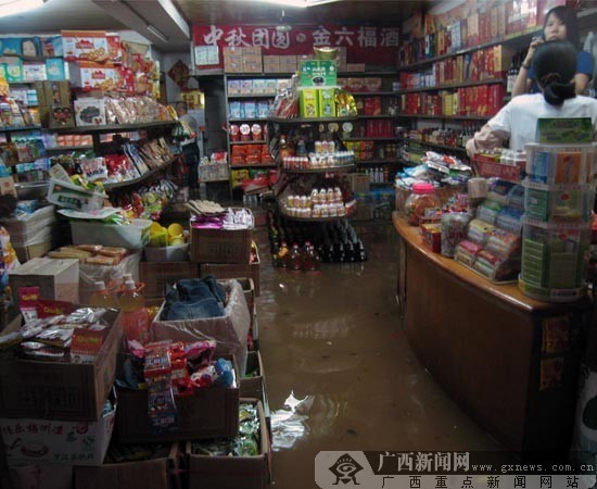 Heavy rainstorm hit Wuzhou of south China&apos;s Guangxi Zhuang Autonomous Region on June 9, 2010, causing severe waterlogging in the area. [gxnews.com.cn]Heavy rainstorm hit Wuzhou of south China&apos;s Guangxi Zhuang Autonomous Region on June 9, 2010, causing severe waterlogging in the area. [gxnews.com.cn]