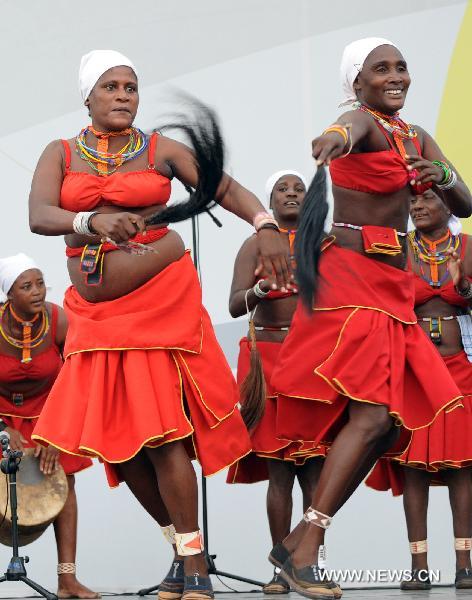 Actresses of a Namibian performance troupe perform folk dance at Africa Square in the World Expo park in Shanghai, east China, on June 9, 2010. (Xinhua/Jiang Lin)