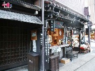 With well-preserved streets of old architecture, Takayama is often called little Kyoto. Wander through antique shops, ateliers of traditional art and restaurants that serve local delicacies, to experience the sophistication of this charming city. Don’t miss the farmers’ morning market, and the festivals held in spring and autumn. [Photo by Wang Mengru]