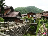 One might see the old Japan in these nostalgic villages in the mountains, famous for their Gassho-zukuri houses (literally means praying hands, since the roof lines of the steep thatched houses look like two hands clasped together in prayer). Here, each season reveals startlingly beautiful scenery. The area has been designated as a UNESCO World Heritage site. [Photo by Wang Mengru]  