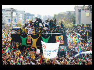 South Africa's national soccer team 'Bafana Bafana' celebrate on the streets of Sandton during a parade in Johannesburg June 9, 2010. [gb.cri.cn]
