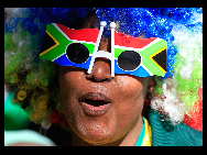 A supporter of 2010 South Africa World Cup wears goggles with the colors the South African flag in Rustenburg, South Africa, Wednesday, June 9, 2010. [gb.cri.cn]