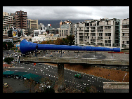 Workers fix a giant vuvuzela soccer horn on top of Cape Town's famous unfinished highway bridge, May 27, 2010. [gb.cri.cn]