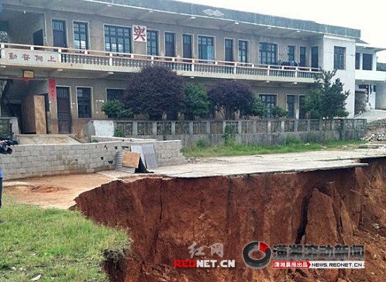 Some 20 meters across, almost a perfect circle at its gaping mouth, the first hole opened up at a primary school this January and has expanded to 80 meters in diameter and swallowed a building, in Dachengqiao village of Nengxiang county, Central China&apos;s Hunan province, June 10, 2010. [rednet.cn]