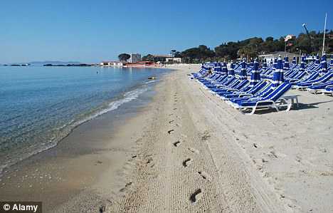 Le Lavandou has been closed to tourists. The popular beauty spot on the French Riviera has been closed to the public so that Nicolas Sarkozy and Carla Bruni can sunbathe in private, according to Daily Mail reports. [CRI Online] 