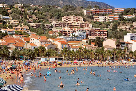 The French president and his wife have banned locals from Le Lavandou beach. The popular beauty spot on the French Riviera has been closed to the public so that Nicolas Sarkozy and Carla Bruni can sunbathe in private, according to Daily Mail reports. [CRI Online]