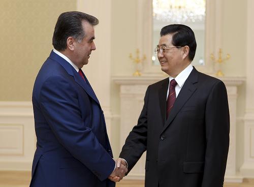 Chinese President Hu Jintao (R) meets with Tajik President Emomali Rakhmon in Tashkent, capital of Uzbekistan, on June 10, 2010. [Ju Peng/Xinhua]