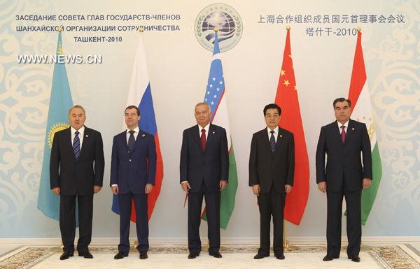 SCO member leaders take a photo at the 10th SCO summit in in the Uzbek capital of Tashkent June 11, 2010. 