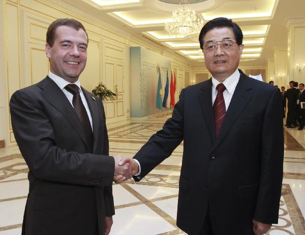 Chinese President Hu Jintao (R) meets with his Russian counterpart Dmitri Medvedev, in Tashkent, capital of Uzbekistan, on June 10, 2010. [Xinhua]