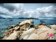 Located in Haitang Bay and north of Sanya City, Wuzhizhou Island is 2.7 km away from the Houhai village of Linwang town in Sanya and with Nanwan Monkey Island in the north and Yalong Bay in the south, which is known as the 'No.1 bay under the sun'. [Photo by Zhou Yunjie]