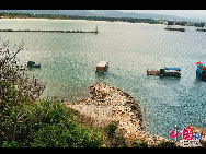 Located in Haitang Bay and north of Sanya City, Wuzhizhou Island is 2.7 km away from the Houhai village of Linwang town in Sanya and with Nanwan Monkey Island in the north and Yalong Bay in the south, which is known as the 'No.1 bay under the sun'. [Photo by Zhou Yunjie]