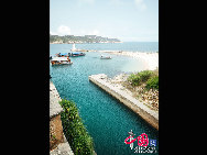 Located in Haitang Bay and north of Sanya City, Wuzhizhou Island is 2.7 km away from the Houhai village of Linwang town in Sanya and with Nanwan Monkey Island in the north and Yalong Bay in the south, which is known as the 'No.1 bay under the sun'. [Photo by Zhou Yunjie]