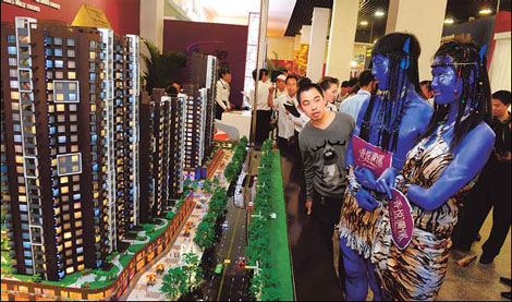 Models dressed in Avatar costumes attract visitors at a housing fair in Taiyuan, Shanxi province.