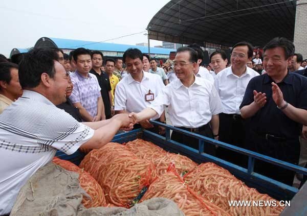 Chinese Premier Wen Jiabao (C) visits Zhengzhou Agricultural Products Logistics and Distribution Center in Zhengzhou, capital of central China's Henan Province, June 10, 2010.(Xinhua