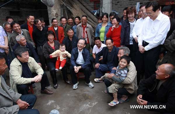 Chinese Premier Wen Jiabao (C, front) chats with villagers at Poliwang Village of Shixiang Township in Changge City, central China's Henan Province, June 9, 2010. Wen inspected agricultural work in Henan Province on June 9-10. (Xinhua