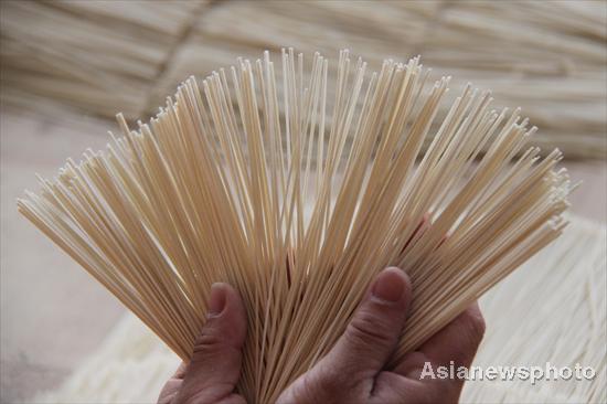 Hollow dry noodles made by local pastry cooks in Yigou village, Tangyin county of Henan province, June 6, 2010. [Asianewsphoto] 