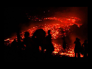 The Pacaya volcano in Guatemala spews lava and rocks. [CRI]