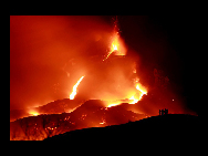 The Pacaya volcano in Guatemala spews lava and rocks. [CRI]