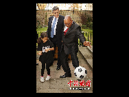 South Africa's President Jacob Zuma (R) plays soccer with a British girl in the yard of 10 Downing Street in London when he pays a visit to UK on March 4, 2010. The former British Prime Minister Gordon Brown stands behind them. [chinanews.com]