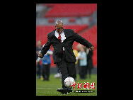 South Africa's President Jacob Zuma plays soccer at Wembley Stadium in London, UK, March 4, 2010.[chinanews.com] 