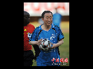 UN Secretary General Ban Ki-moon holds a ball as he takes part in a football match at Mandela national stadium in Kampala on May 30, 2010. [chinanews.com]