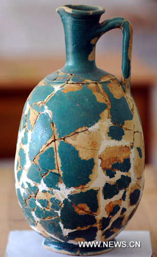 Photo taken on June 8, 2010 shows a green-glazed vase bottle imported from Persia in ancient China&apos;s Eastern Han Dynasty (25-220) at Caoxie Village in Lianzhou Town of Hepu County, southwest China&apos;s Guangxi Zhuang Autonomous Region. [Xinhua]