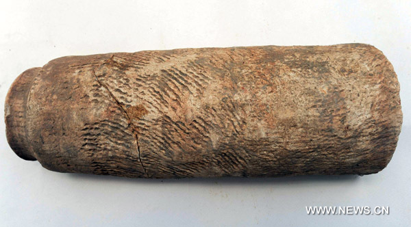 Photo taken on June 8, 2010 shows the pantile made in ancient China&apos;s Han Dynasty (206 BC-220 AD) and excavated at Caoxie Village in Lianzhou Town of Hepu County, southwest China&apos;s Guangxi Zhuang Autonomous Region. [Xinhua]